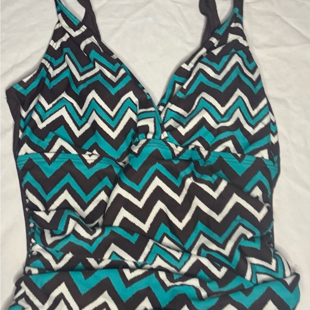 Chevron Patterned swimsuit - Picture 2 of 7